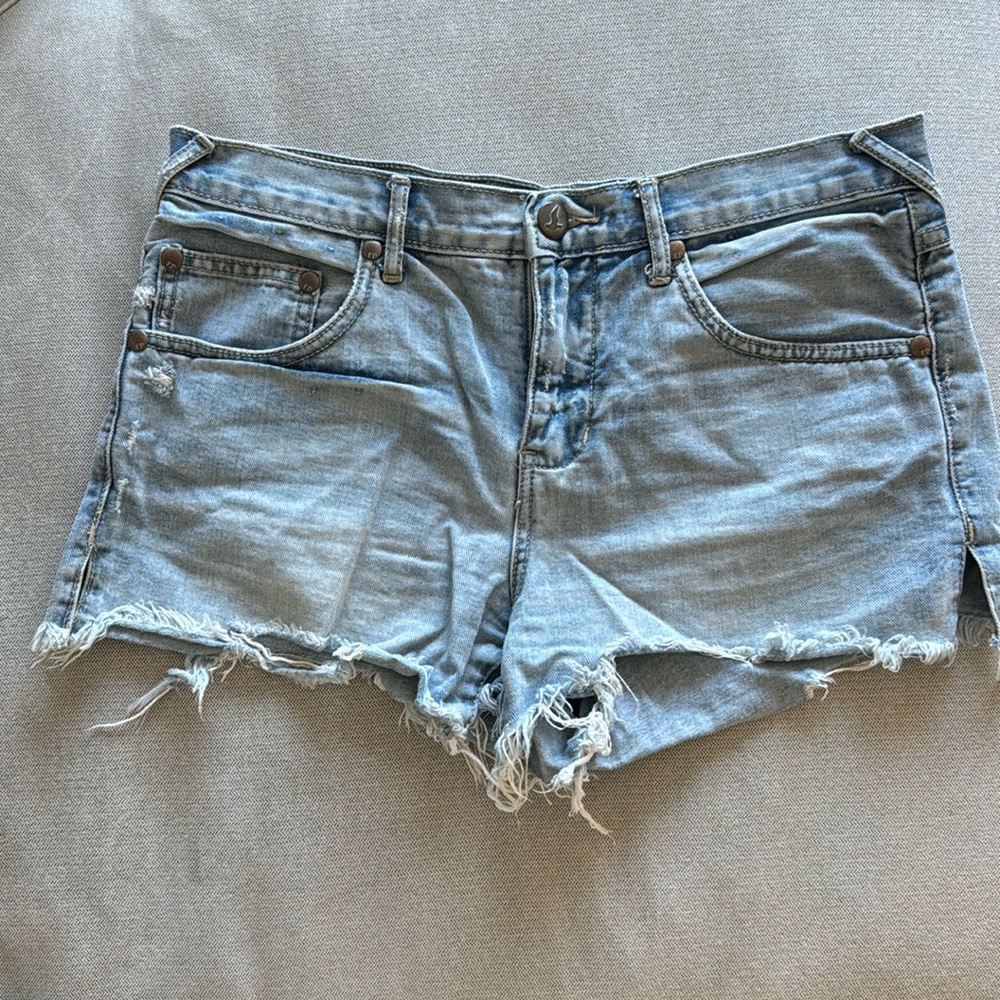 Free People, light wash, Jean Shorts. size 28 (6)